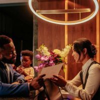 Expedia Group lance Autonomous Onboarding, une solution qui aide les hébergements hôteliers à accéder plus rapidement à la demande mondiale de voyages